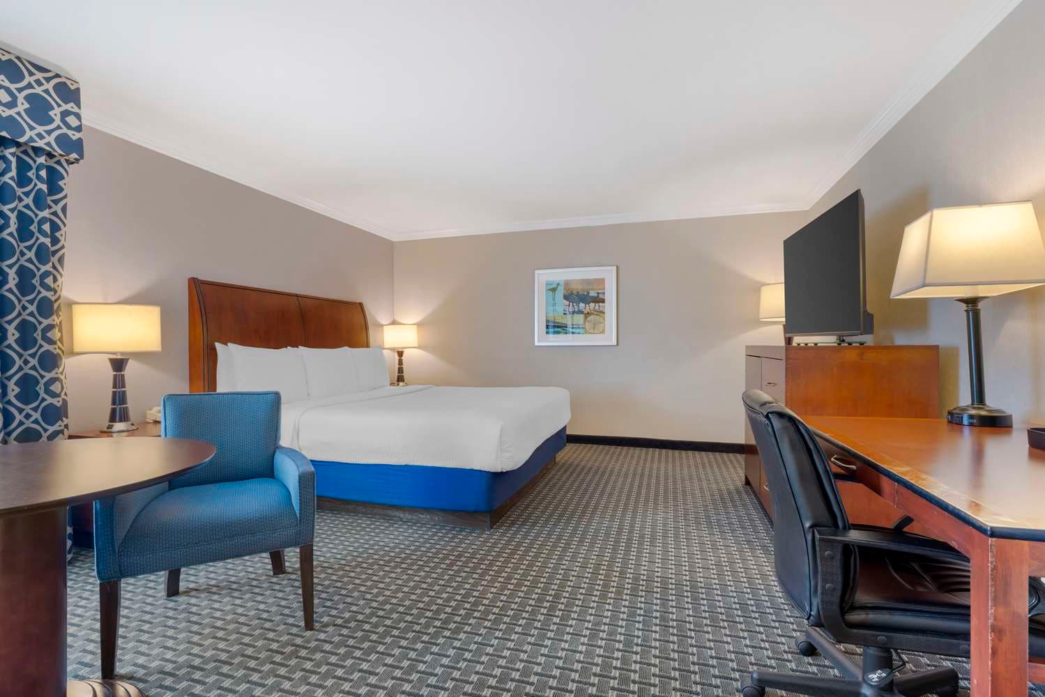 Best Western Plus Marina Shores Hotel