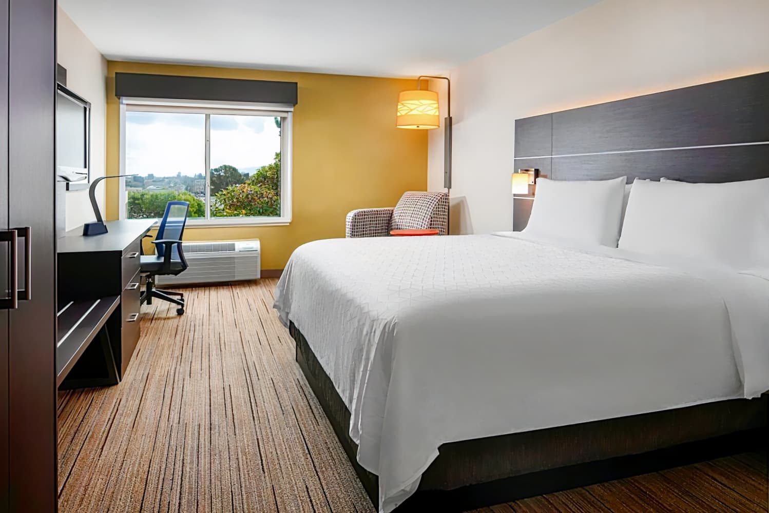 Holiday Inn Express Hotel & Suites Belmont