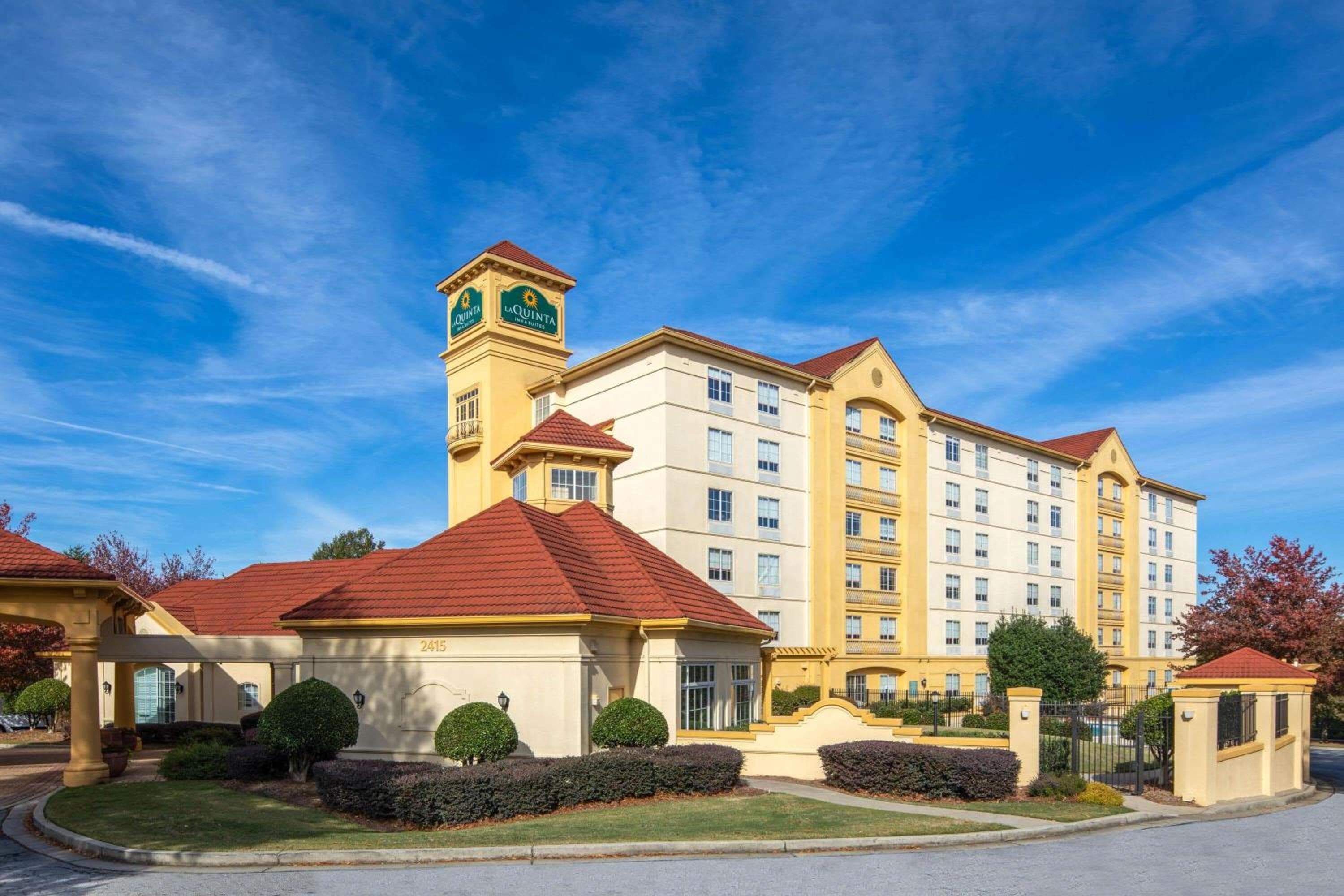 La Quinta Inn and Suites by Wyndham Atlanta Ballpark Galleria