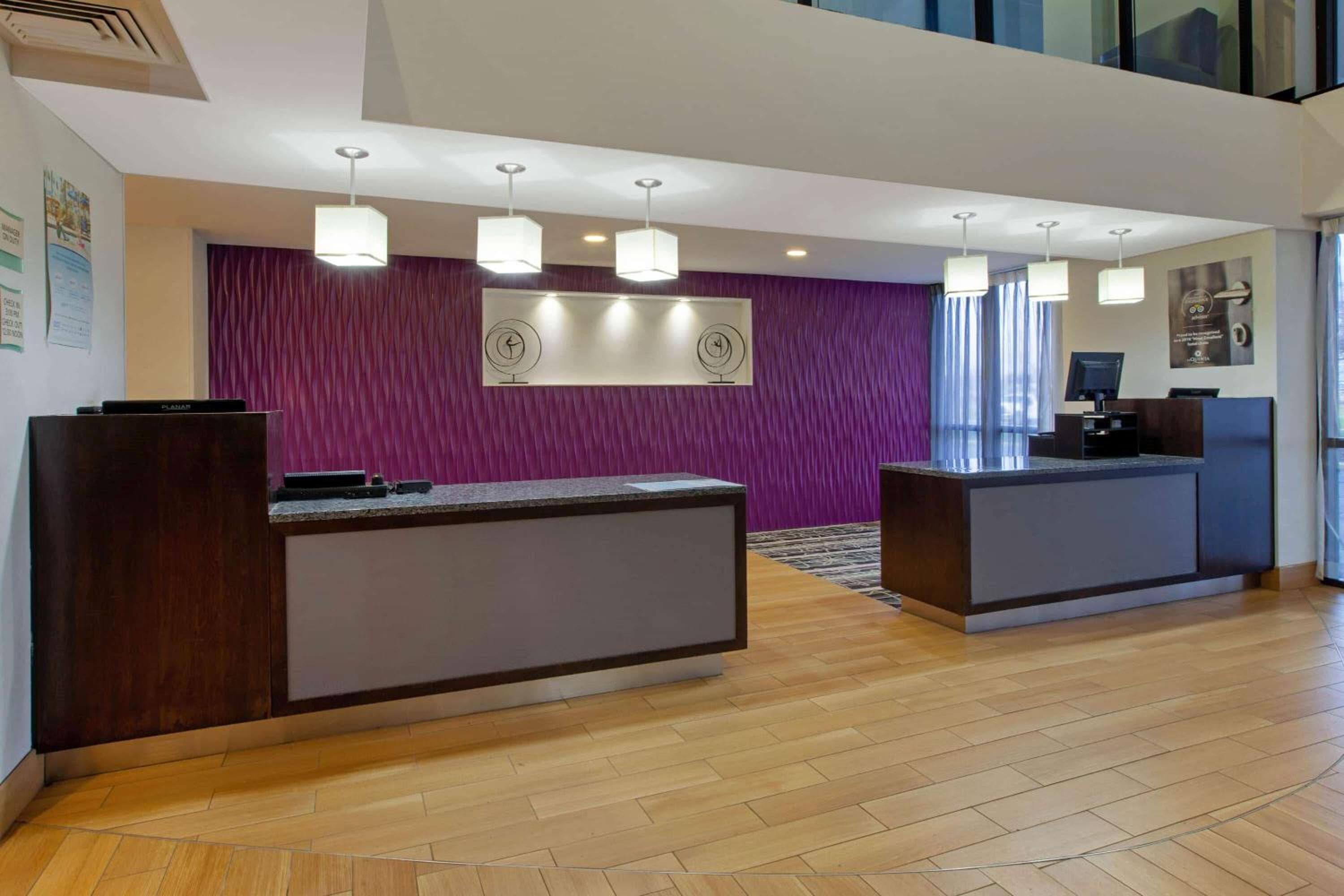 La Quinta Inn & Suites by Wyndham Detroit Metro Airport