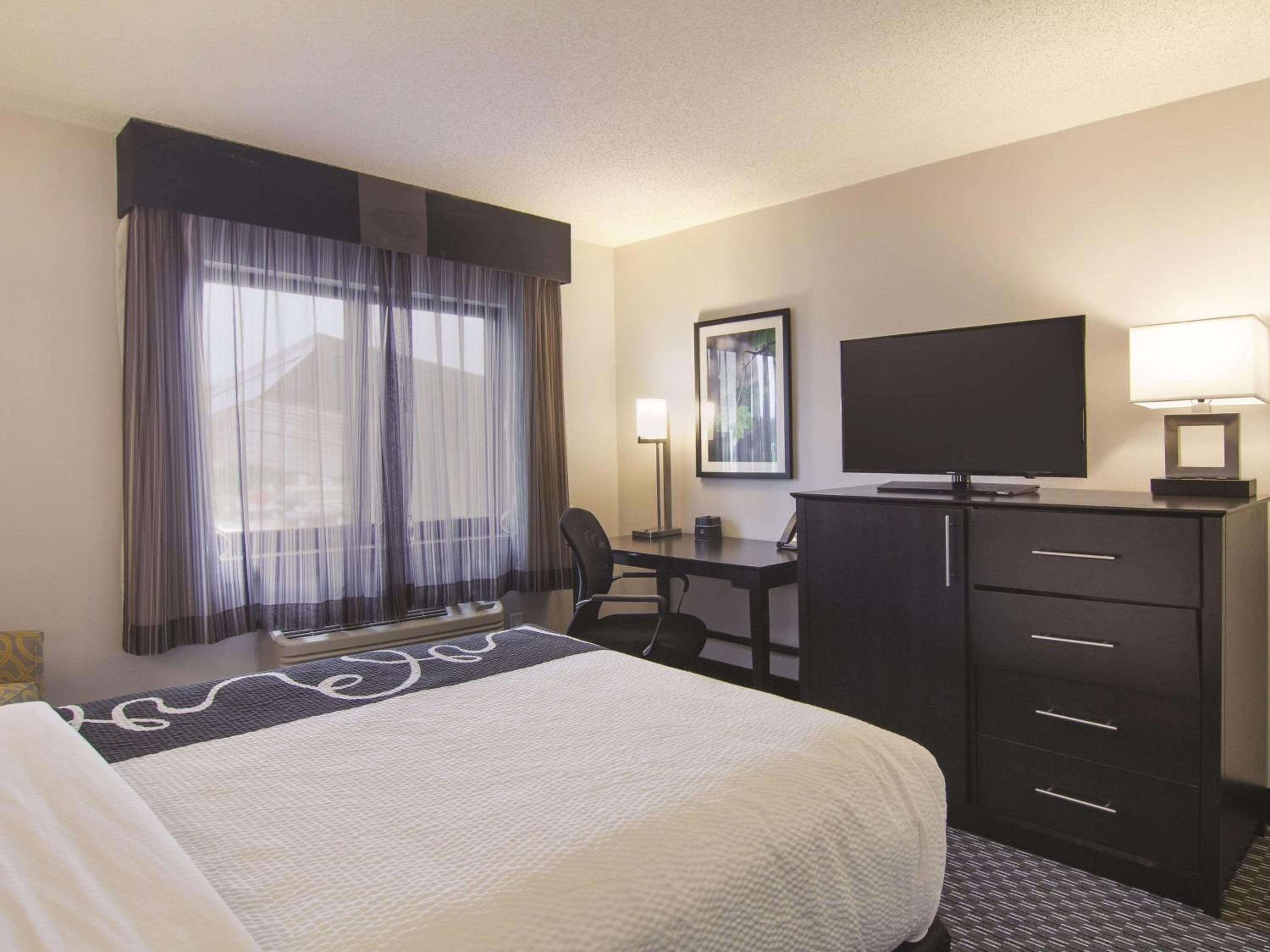 La Quinta Inn & Suites by Wyndham Cleveland - Airport North