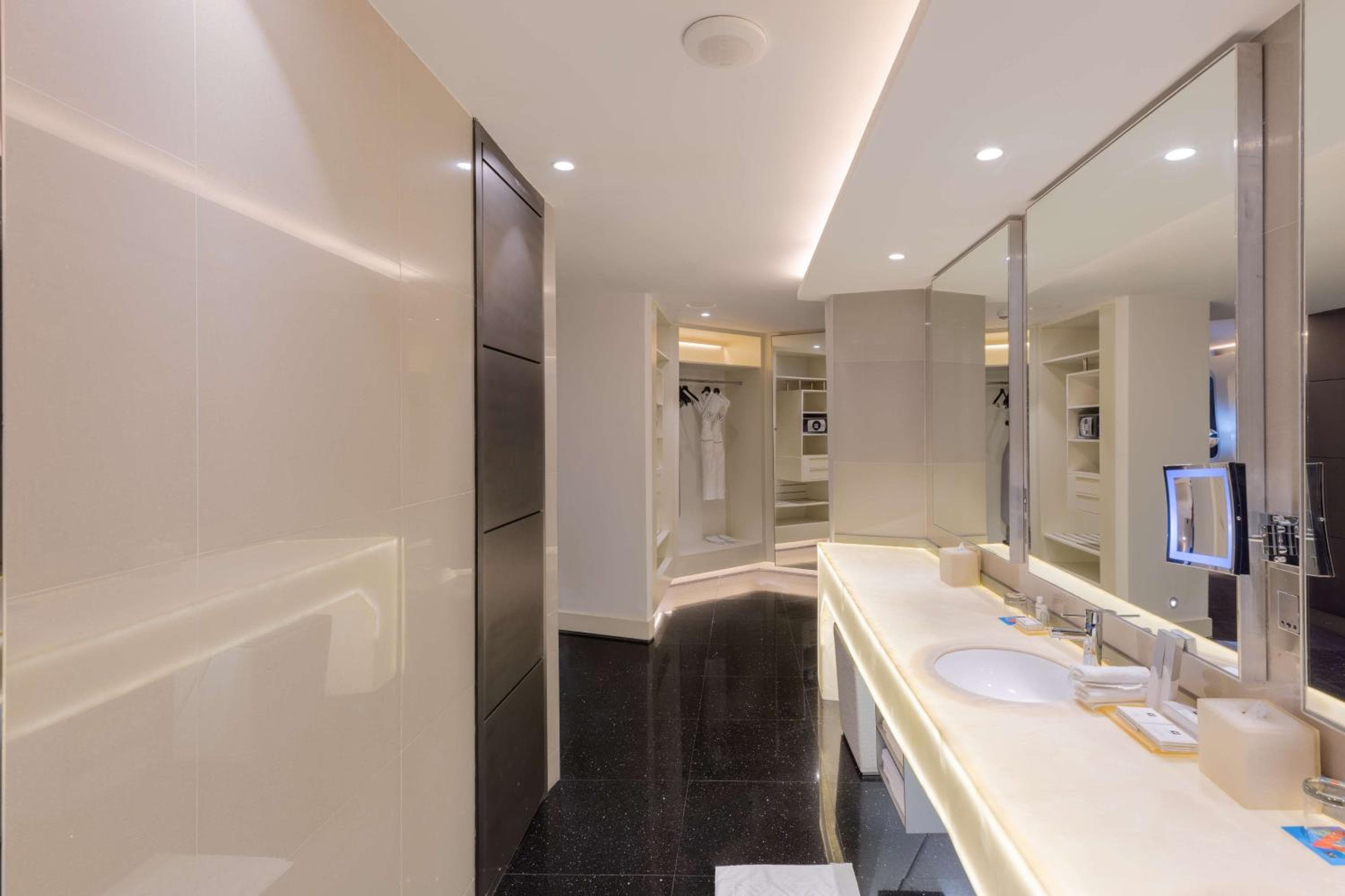 V Hotel Dubai, Curio Collection by Hilton