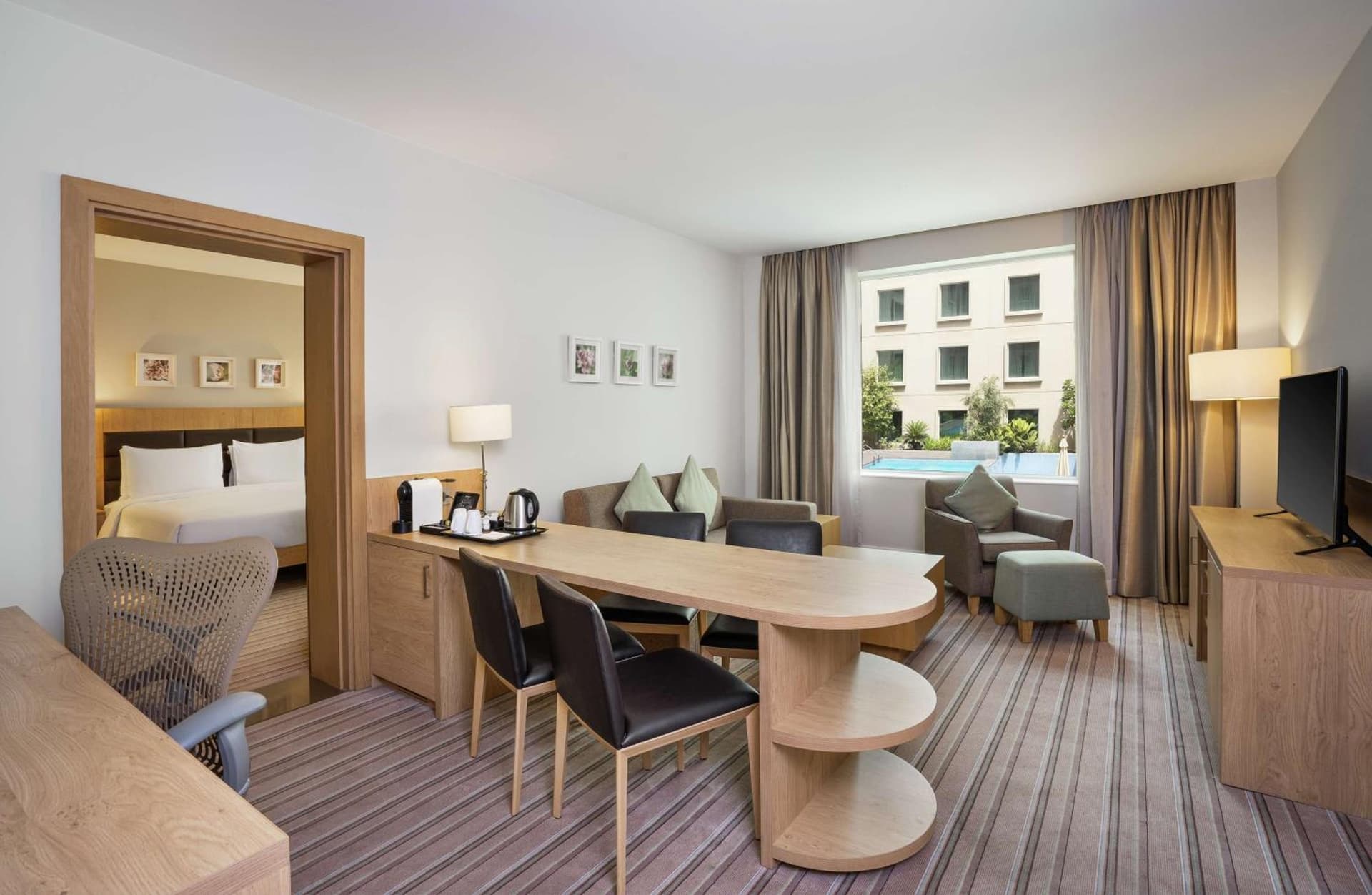 Hilton Garden Inn Dubai, Mall Avenue